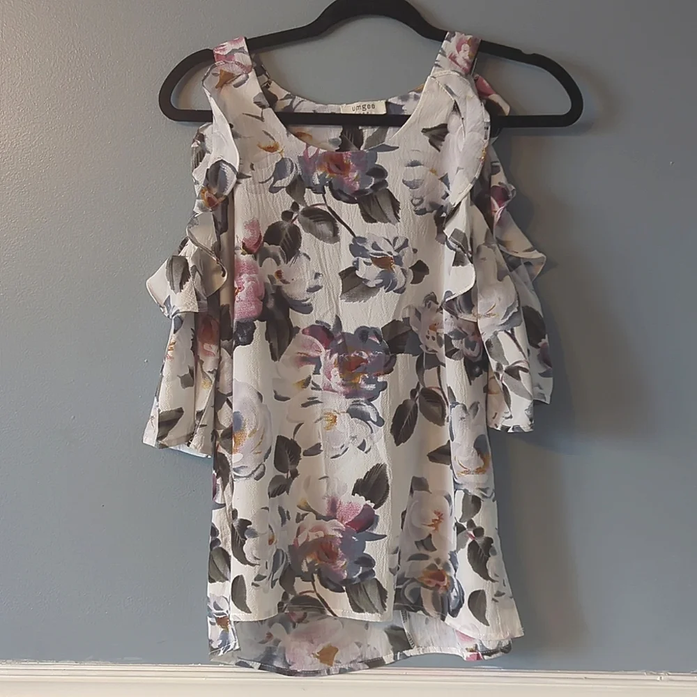 ❤️5/$25 Like New Umgee Floral Cold Shoulder Top